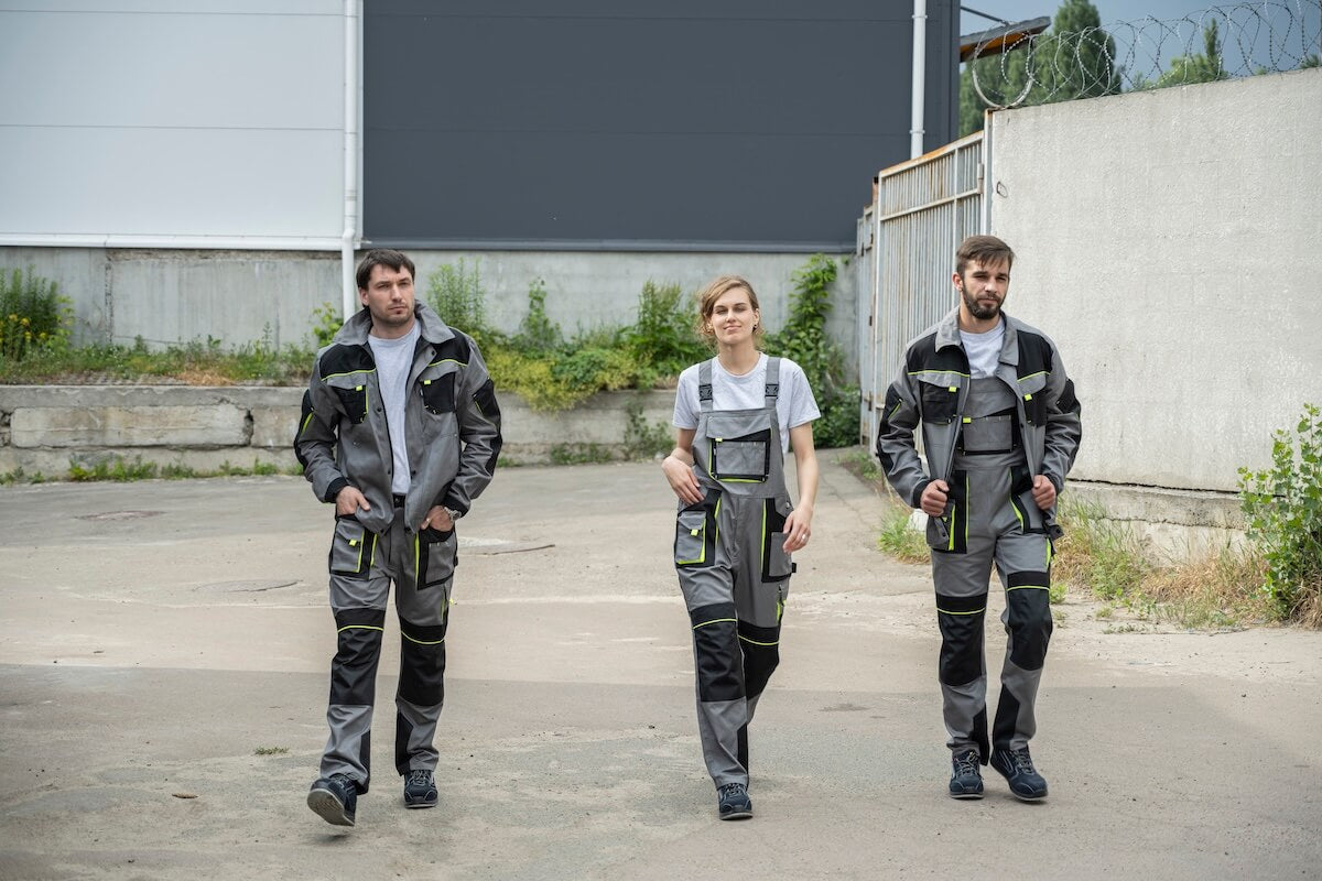 Zaštitna odjeća na radnom mjestu: sigurnost, profesionalnost i ušteda